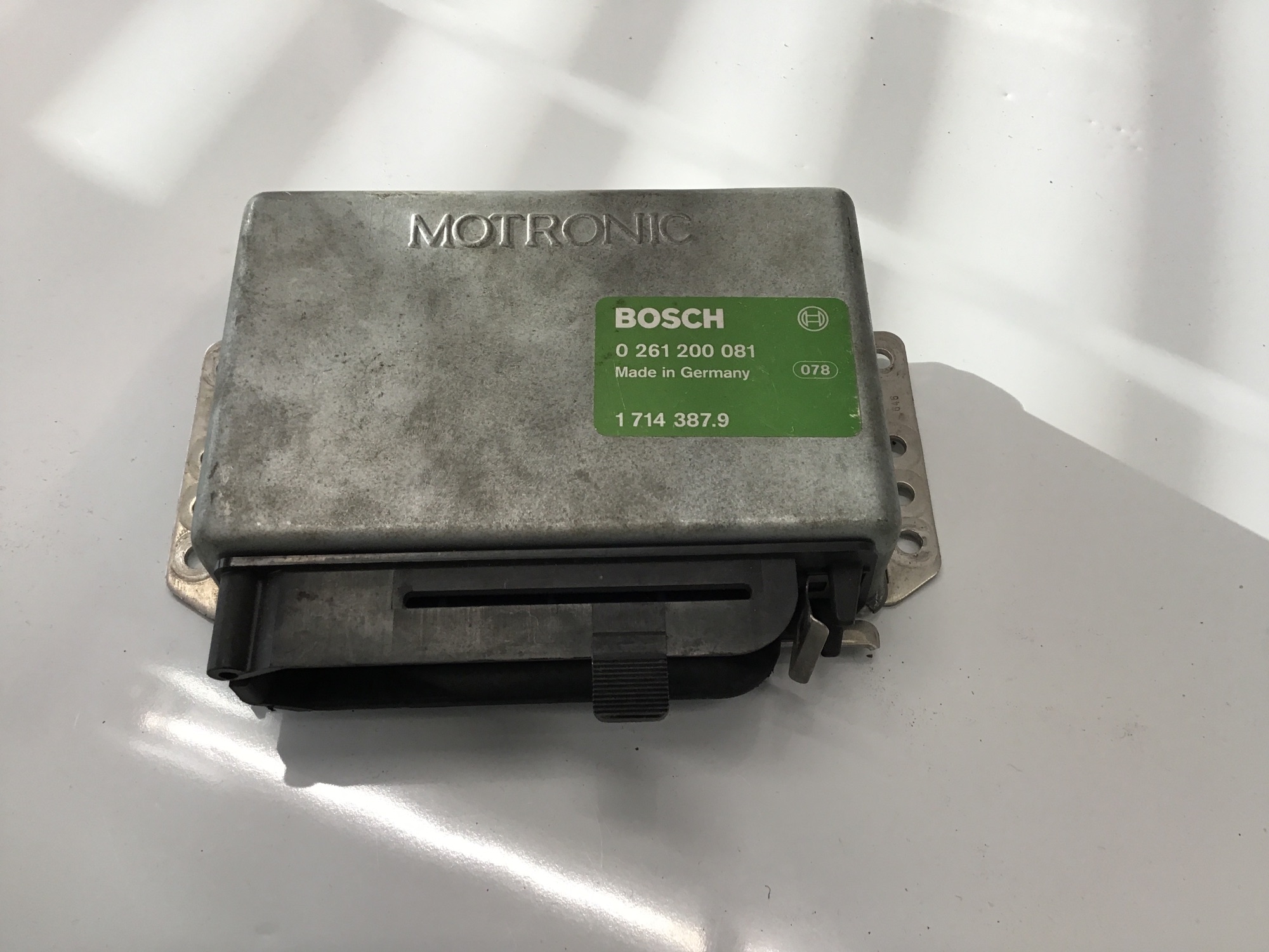 Motor management computer BMW 320i 325i (E30), bouwjaar 1985, hoofdfoto