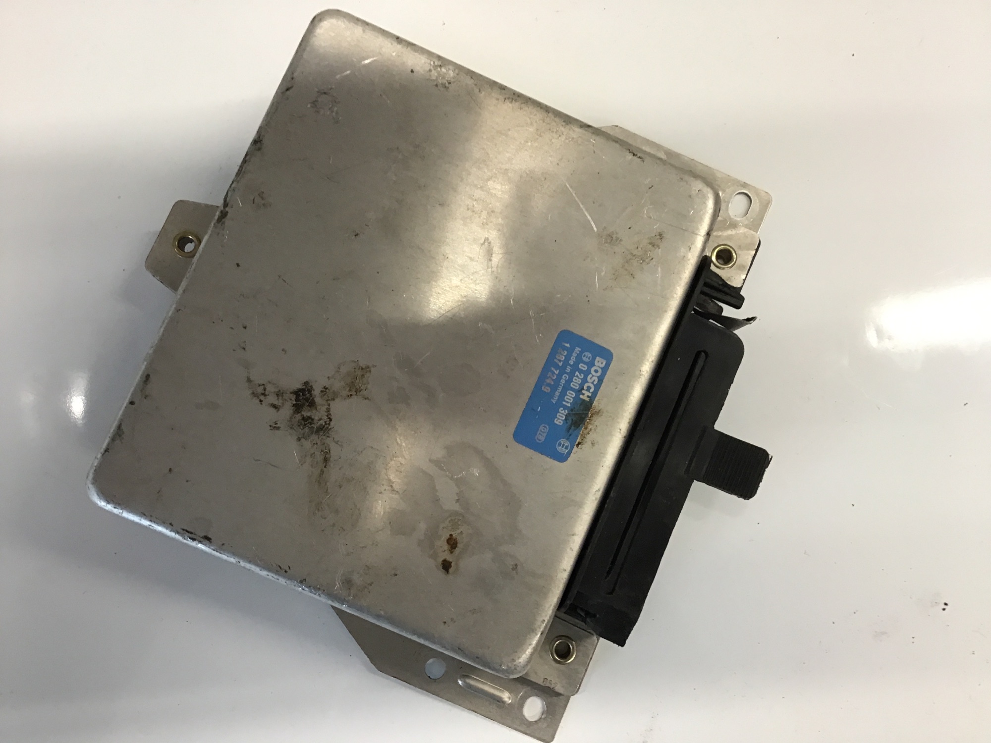 ECU Bosch L Jetronic BMW 320i, 323i en 520i (E30 E28), bouwjaar 1982, hoofdfoto